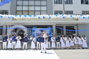 Elm və Təhsil naziri Emin Əmrullayev Hacıqabul rayonunda "Son zəng" tədbirlərində iştirak edib.