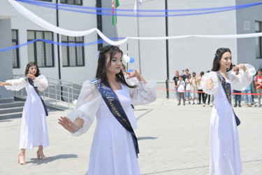 Elm və Təhsil naziri Emin Əmrullayev Hacıqabul rayonunda "Son zəng" tədbirlərində iştirak edib.