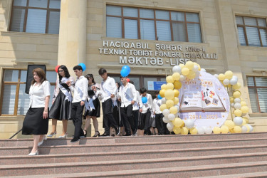 Elm və Təhsil naziri Emin Əmrullayev Hacıqabul rayonunda "Son zəng" tədbirlərində iştirak edib.