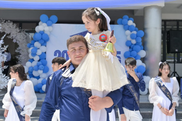 Elm və Təhsil naziri Emin Əmrullayev Hacıqabul rayonunda "Son zəng" tədbirlərində iştirak edib.