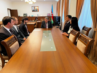 Rayon İcra Hakimiyyətinin başçısı Rüstəm Xəlilov medal qazanan gənc idmançı ilə görüşdü.