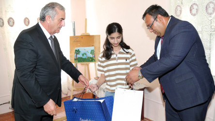 Hacıqabul rayonunda sağlamlıq imkanları məhdud- xüsusi istedada malik olan şagird  Əskərova Zəhra Elşad qızı ziyarət olundu.