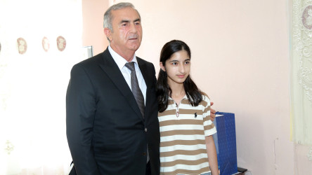 Hacıqabul rayonunda sağlamlıq imkanları məhdud- xüsusi istedada malik olan şagird  Əskərova Zəhra Elşad qızı ziyarət olundu.