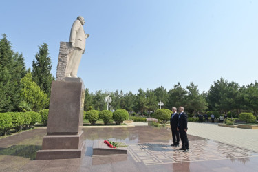 Elm və Təhsil naziri Emin Əmrullayev Hacıqabul rayonunda "Son zəng" tədbirlərində iştirak edib.