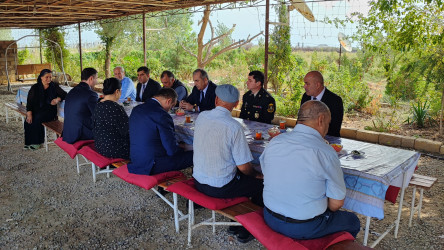 Hacıqabul rayon İcra Hakimiyyətinin başçısı Sevindik Hətəmov “Vətən müharibəsində” və antiterror əməliyyatında şəhid olmuş şəxslərin ailə üzvlərini ziyarət etdi.