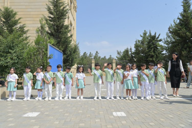 Elm və Təhsil naziri Emin Əmrullayev Hacıqabul rayonunda "Son zəng" tədbirlərində iştirak edib.