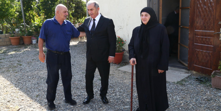 Hacıqabul Rayon İcra Hakimiyyətinin başçısı Sevindik Hətəmov Hacıqabul şəhərinin Vətən müharibəsində və Antiterror əməliyyatında şəhid olmuş şəxslərinin ailə üzvlərini ziyarət etdi.