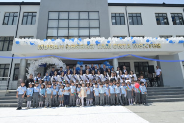 Elm və Təhsil naziri Emin Əmrullayev Hacıqabul rayonunda "Son zəng" tədbirlərində iştirak edib.